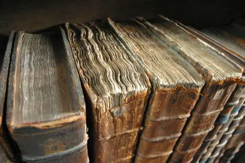 Mosul, a fuoco testi della biblioteca. L'Isis distrugge migliaia di libri