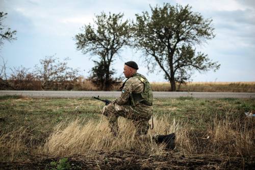 Soldato ucraino di guardia vicino alla città di Volnovaha, regione di Donetsk