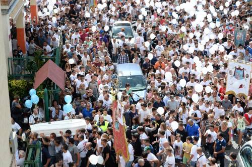 Folla nel rione Traiano per i funerali di Davide