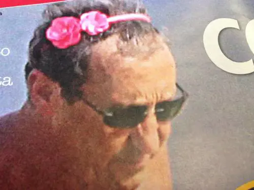 Il nuovo look di Fini: in spiaggia col cerchietto