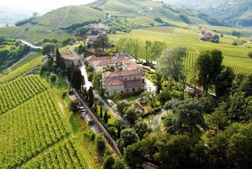 L'ex monastero nelle Langhe dove regna la pace (a 5 stelle)
