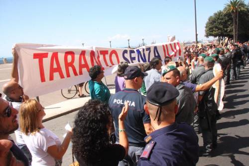 Ilva, Renzi contestato a Taranto da operai e ambientalisti