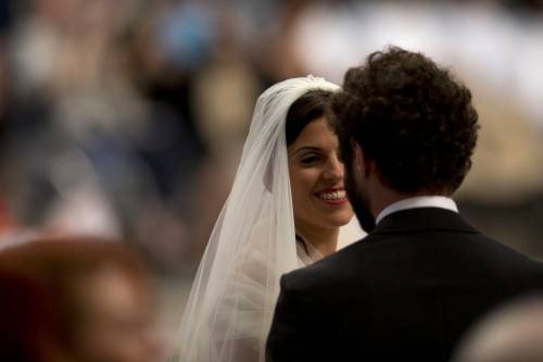 Il Papa sposa 20 coppie: "Matrimonio non è fiction"
