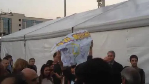 Un momento delle contestazioni di ieri sera alla Festa dell'Unità
