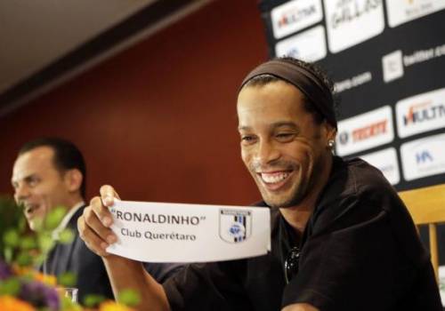 Ronaldinho durante la presentazione al club messicano