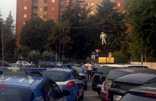 Milano, contro Uber spunta un manichino con la foto di Maran