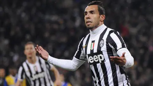 Tevez e sullo sfondo Lichtsteiner, i migliori in campo per la Juve