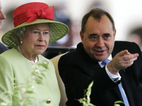 La regina Elisabetta II con il primo ministro scozzese Alex Salmond