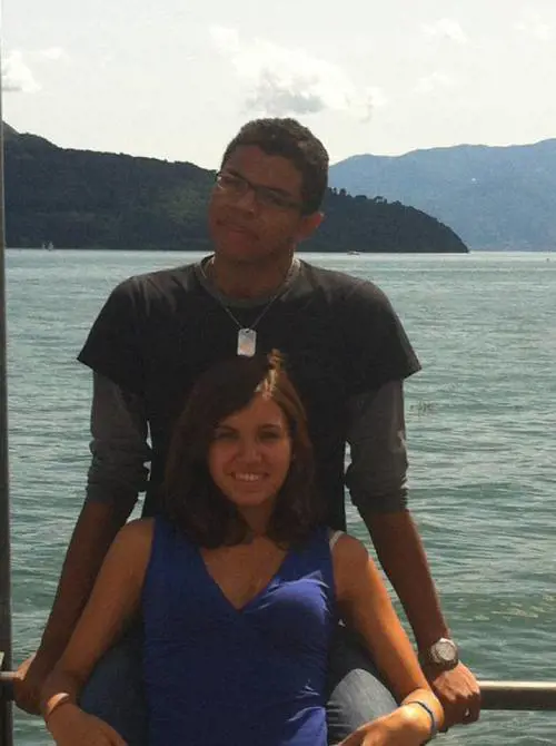 "Ti farò soffrire". E la tira giù dal palazzo