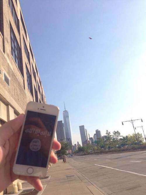 La foto su Twitter: l'Isis è a New York
