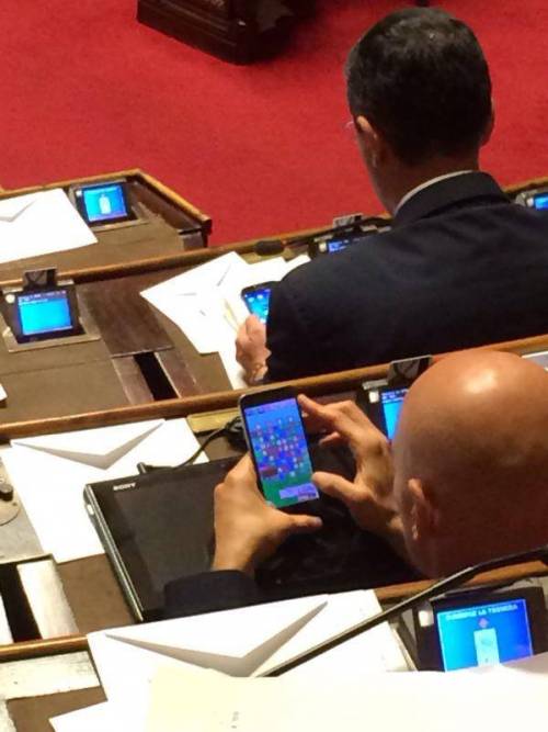 Il senatore del M5S Carlo Martelli gioca a Candy Crush