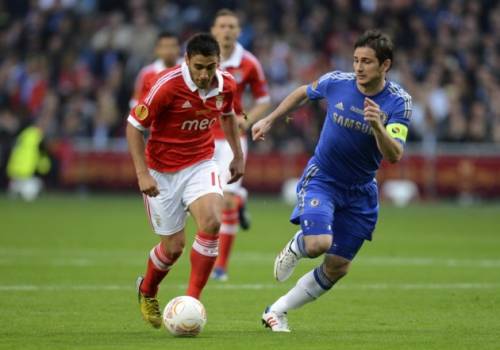 Eduardo Salvio sfugge a Lampard