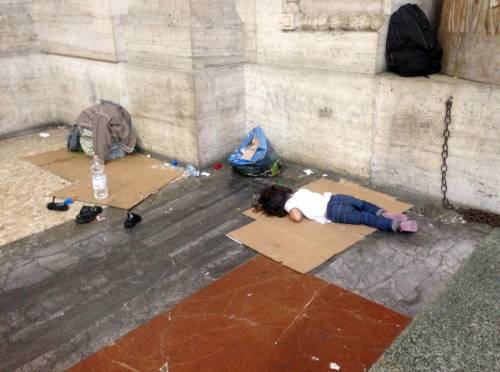 Milano accoglie così: bimbi profughi in strada