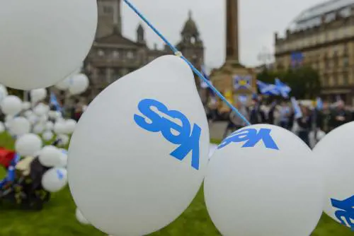 Lo scontro davanti a una pinta: "Noi del No restiamo scozzesi"