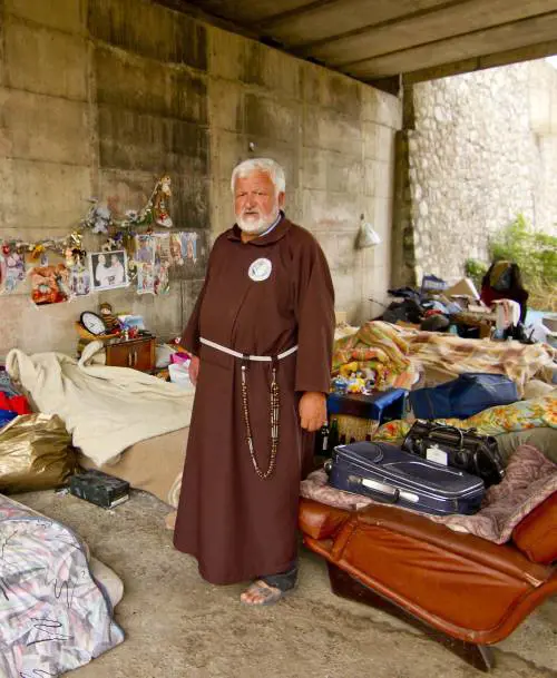 Padre Fedele, sosta allo stadio per l’ultimo saluto al primo frate ultrà