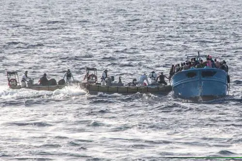 Gli scafisti chiamano l'Italia: "Partiamo, venite a prenderci"