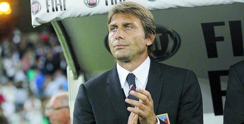 Antonio Conte,  45 anni, con la Juve  ha vinto  8 scudetti:  5 da giocatore e 3, di fila,  da allenatore. Ora è ct azzurro