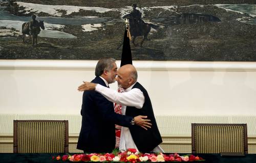 Abdullah Abdullah e Ashraf Ghani firmano l'accordo di spartizione dei poteri