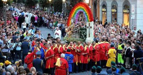 Salerno, fischi al vescovo che non voleva l'inchino