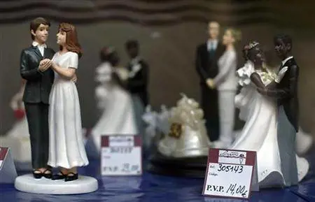 Anziano sposa badante di 54 anni più giovane. I figli vanno in Procura