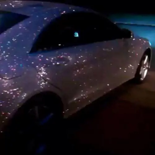Daria e il lusso senza freni: auto coperta di Swarovski