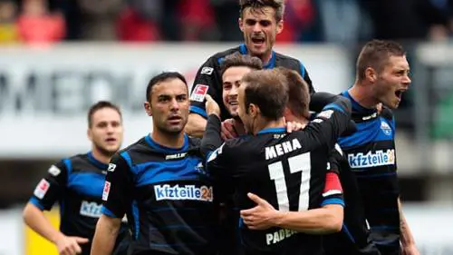 L'esultanza dei calciatori del Paderborn, sorpresa in vetta alla Bunde