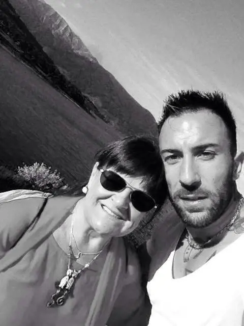 Il toy boy della Pezzopane pizzicato con un'altra donna