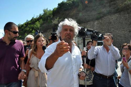 Articolo 18, Grillo fa un appello a Bersani: "Mandiamo a casa Renzi"
