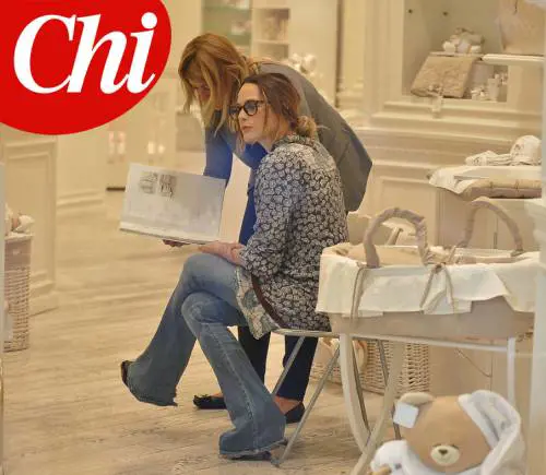Laura Chiatti, shopping con pancione per il bimbo in arrivo