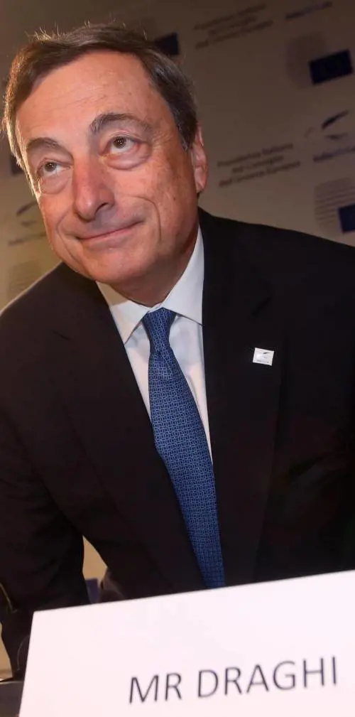 Draghi spinge l'euro sotto 1,28 dollari