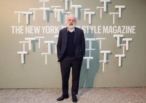 Bonami contro tutti. Come ti seppellisco artisti, critici e «amici»