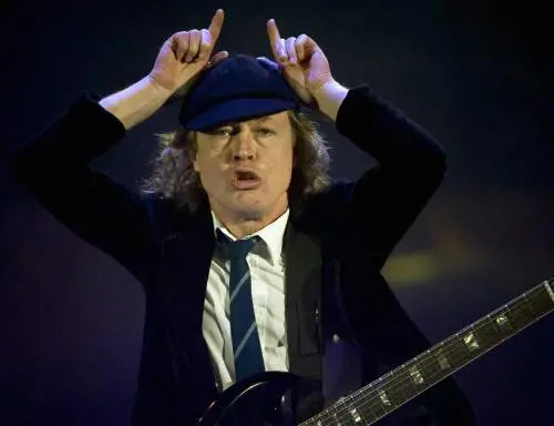 L'assolo di Angus Young lo scolaretto di 60 anni che tiene giovane il rock