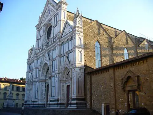 "Sono ateo" e urina sul portone della chiesa