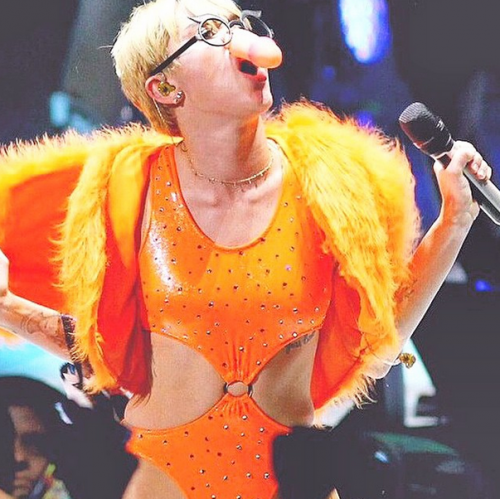 Miley Cyrus, pene finto sulla faccia