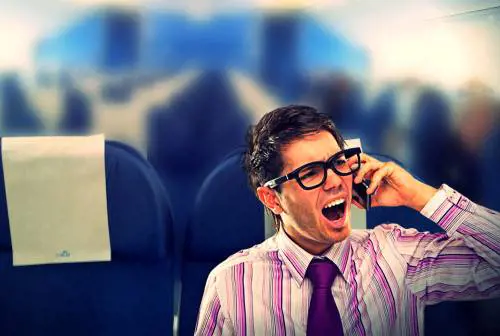Smartphone e tablet connessi in aereo: c'è il via libera dell'Ue