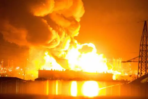 Milazzo, fiamme alla raffineria: pericolo impatto ambientale