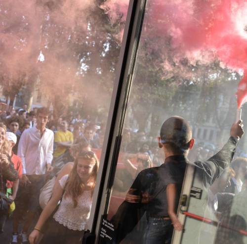 A Milano si occupa sfilando tra applausi su un tappeto rosso