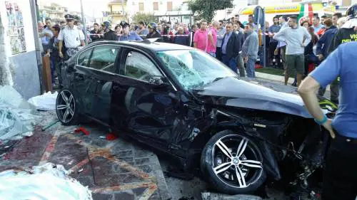 Auto piomba sul bar: travolti e uccisi quattro giovani