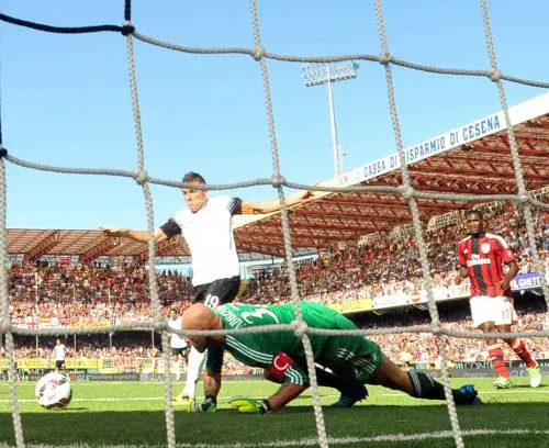 Abbiati si fa scappare il pallone che Davide Succi metterà  in rete