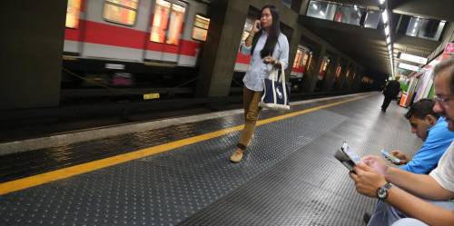 Scesa dalla carrozza muore risucchiata dal treno in partenza