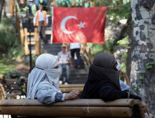 Sì al velo, no a trucco e tattoo: le regole islamiche di Ankara