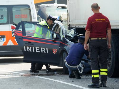 Gazzella tampona un tir durante un inseguimento: muore un carabiniere