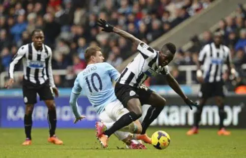 Tioté, sulla destra con la maglia bianconera