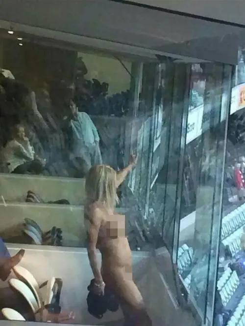 Modella australiana si spoglia per la sua squadra