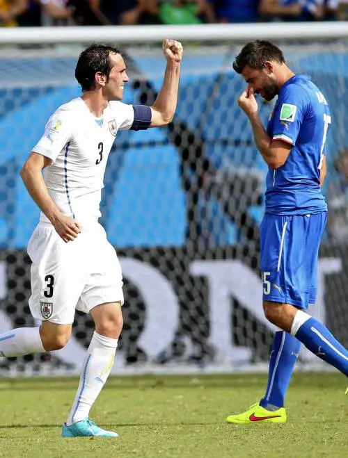 Godin esulta davanti a Barzagli (Uruguay-Italia)
