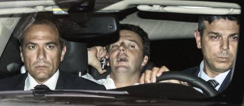 Renzi deride D'Alema rottamato pure dai suoi: se mi attacca mi aiuta