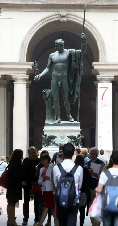 Un Napoleone tutto nuovo nel cortile della Pinacoteca