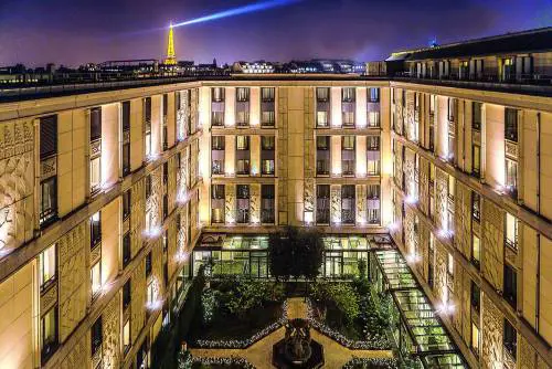 Concerti, anniversari, alberghi La Ville Lumière non dorme mai
