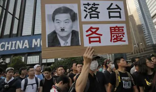 Spalle alla bandiera rossa. La sfida degli studenti che fa infuriare Pechino