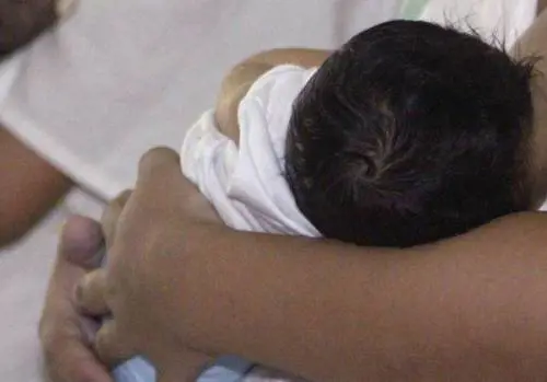 La mamma non ha soldi. Neonato attende d'essere sepolto da un mese